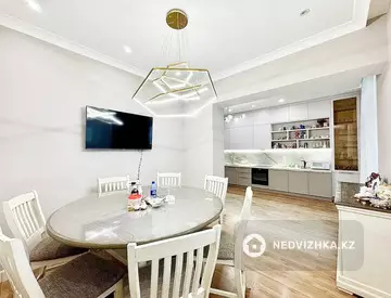 5-комнатная квартира, этаж 9 из 4, 210 м²