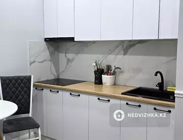 2-комнатная квартира, этаж 4 из 21, 52 м², На длительный срок