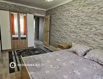 2-комнатная квартира, этаж 3 из 5, 62 м², Посуточно