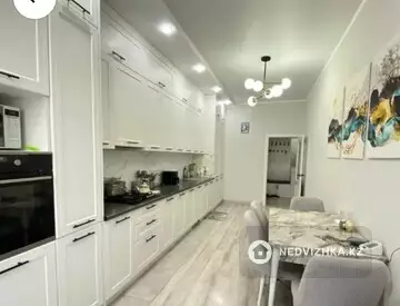 3-комнатная квартира, этаж 4 из 10, 94 м²