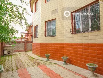 7-комнатный дом, 10 соток, 450 м²