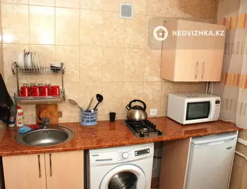 1-комнатная квартира, этаж 2 из 3, 33 м², Посуточно