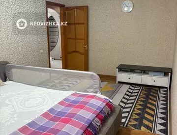 4-комнатная квартира, этаж 4 из 5, 74 м²