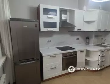 2-комнатная квартира, этаж 3 из 23, 72 м², На длительный срок
