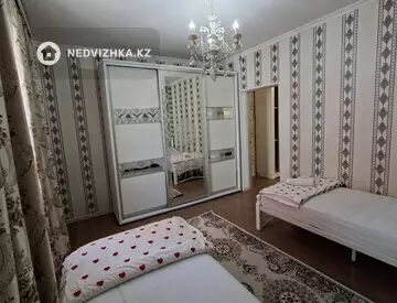 3-комнатная квартира, этаж 4 из 12, 68 м², Посуточно