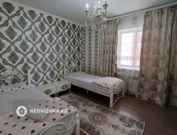 3-комнатная квартира, этаж 4 из 12, 68 м², Посуточно