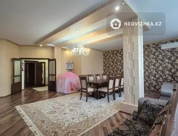 4-комнатная квартира, этаж 4 из 11, 200 м²