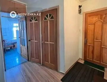 3-комнатная квартира, этаж 4 из 5, 61 м², На длительный срок