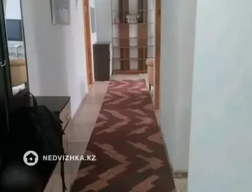 3-комнатная квартира, этаж 4 из 5, 61 м², На длительный срок