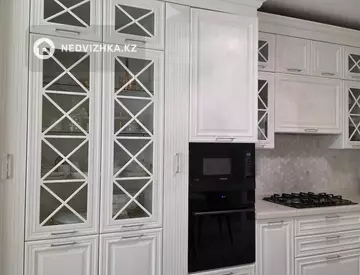 3-комнатная квартира, этаж 1 из 9, 131 м²