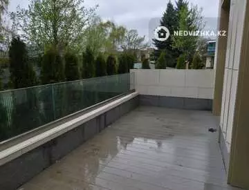 4-комнатная квартира, этаж 1 из 3, 230 м²