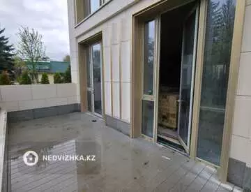 4-комнатная квартира, этаж 1 из 3, 230 м²