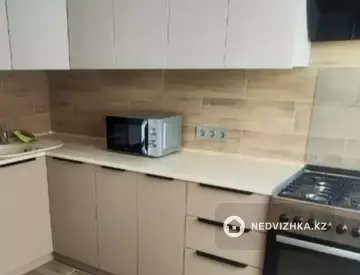 1-комнатная квартира, этаж 3 из 5, 52 м², На длительный срок