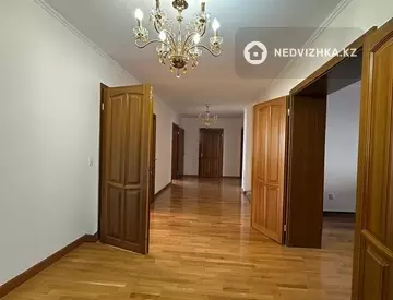 3-комнатная квартира, этаж 3 из 8, 190 м²