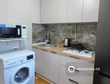 1-комнатная квартира, этаж 3 из 4, 38 м², Посуточно