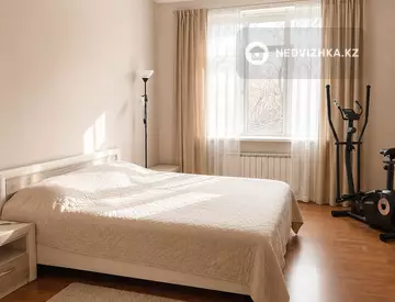3-комнатная квартира, этаж 2 из 12, 130 м²