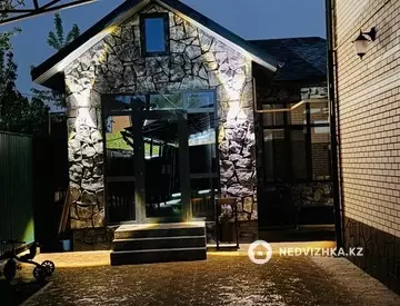 7-комнатный дом, 6 соток, 250 м²