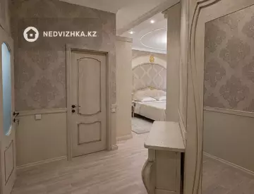 5-комнатная квартира, этаж 6 из 8, 220 м²