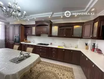 5-комнатная квартира, этаж 3 из 4, 206 м²