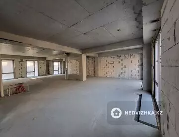4-комнатная квартира, этаж 2 из 4, 134 м², На длительный срок