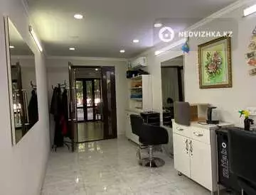 Салон, этаж 1 из 5, 44 м²