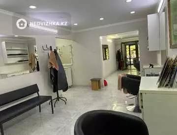 Салон, этаж 1 из 5, 44 м²